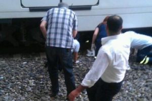 Feci &ouml;l&uuml;m! Trenin &ouml;n&uuml;ne atladı!