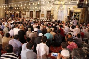 İstanbullular Sultanahmet Camii'ne akın etti