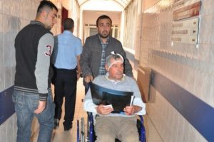 Kafasına kiraz dolu kova d&uuml;şt&uuml;