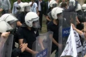 İzmir'de Reyhanlı protestosuna m&uuml;dahale