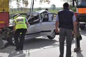 Emekli &ouml;ğretmenler trafik canavarına kurban gitti