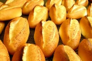 G&uuml;nde 6 milyon ekmek &ccedil;&ouml;pe atılıyorİ