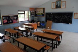 &Uuml;niversite &ouml;ğrencileri k&ouml;y okulunu yeniledi