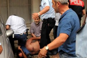 "G&ouml;zaltına alınmak istenince polise direndi"