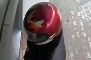 Kasklı hırsız kameralardan ka&ccedil;amadı