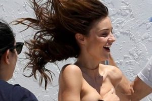 Miranda Kerr r&uuml;zgarın azizliğine uğradı!