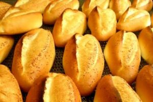 G&uuml;nde 6 milyon ekmek &ccedil;&ouml;pe atılıyor