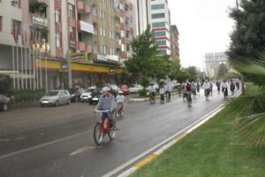 Yağmur tura engel olmadı