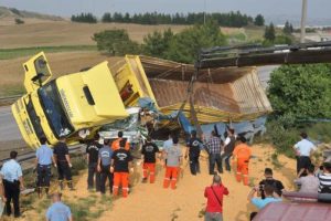 Lastiği patlayan TIR kamyonetin &uuml;zerine devrildi
