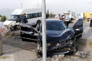 Otomobil minib&uuml;se &ccedil;arptı: 14 yaralı