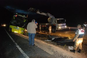 İran plakalı otob&uuml;s devrildi, yollar kan g&ouml;l&uuml;