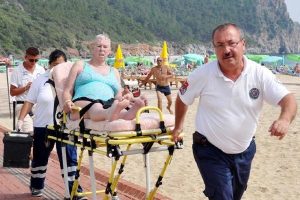 Alanya'da İsve&ccedil;li turist boğulma tehlikesi ge&ccedil;irdi