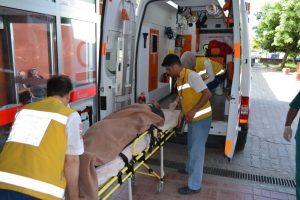 Yanlış sollama yapınca motosikletinden fırladı
