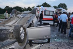 Kocaeli'de iki otomobil &ccedil;arpıştı: 10 yaralı