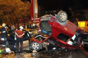 Karşı şeritteki otomobilin &uuml;zerine u&ccedil;tu:3 &ouml;l&uuml;