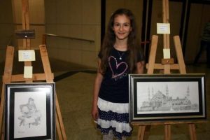 &Ccedil;ocuk ressam ilk sergisini a&ccedil;tı