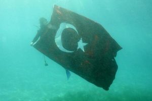 Bayramı su altında T&uuml;rk Bayrağı a&ccedil;arak kutladılar