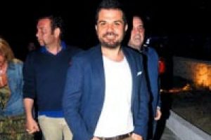 Kenan Doğulu &Ccedil;eşme'ye yalnız geldi