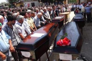 Ka&ccedil;ak akaryakıt patlamasında &ouml;lenler toprağa verildi