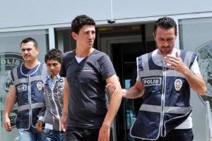 Gasp&ccedil;ılar yoldan ge&ccedil;en s&uuml;r&uuml;c&uuml;ler tarafından yakalandı