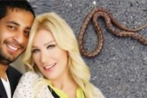 Sevgilisinin arabasından yılan &ccedil;ıktı