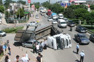 İzmir Yolu'nu kilitleyen feci kaza