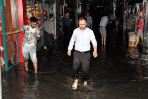 20 dakikalık dolu Van'ı fel&ccedil; etti