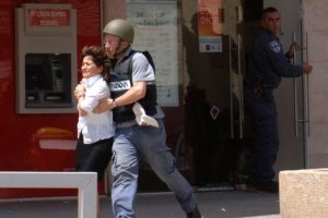 Borcunu yapılandırmayan bankada 4 kişiyi &ouml;ld&uuml;rd&uuml;