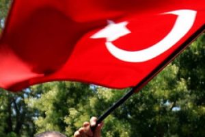 Akillerin toplantısında bayrak krizi