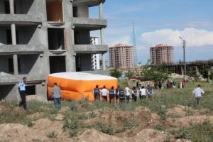 Kardeşinin acısına dayanamadı