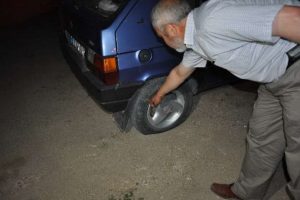 Park halindeki 23 aracın lastiklerini kestiler