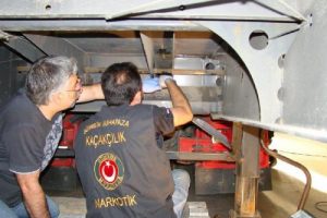 Zehir tacirleri polisten ka&ccedil;amadı