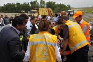 Otomobilde sıkışan s&uuml;r&uuml;c&uuml; yaşamını yitirdi