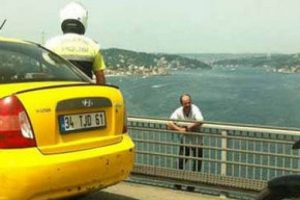 İntihar girişimi trafiği fel&ccedil; etti