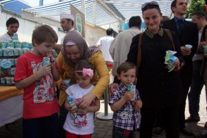 "Milli i&ccedil;kimiz ayran" diyerek 10 bin ayran ve s&uuml;t dağıttılar
