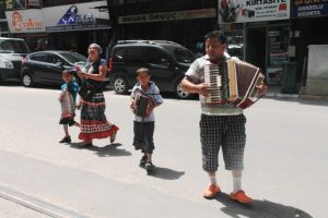 Bursa sokaklarında Roman coşkusu