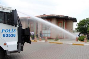 Adli Tıp Kurumu &ouml;n&uuml;nde &ccedil;adır kurmak isteyenlere polis m&uuml;dahalesi