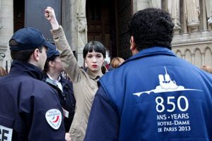 D&uuml;nya Demokrasi Forumu olaylı başladı