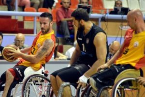 Galatasaray, şampiyonluk kupasını kaldırdı
