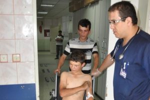 Kullandığı trakt&ouml;r&uuml;n altında kalan &ccedil;ocuk yaralı kurtuldu