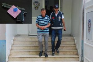 Silah g&ouml;r&uuml;n&uuml;ml&uuml; &ccedil;akmakla polisleri tehdit etti