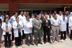 Doktora saldırı, sağlık&ccedil;ıları ayağa kaldırdı