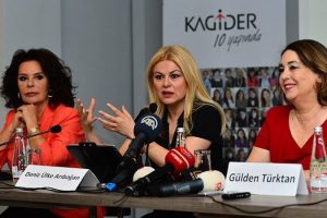 Her tarafta kendini ifade etme arayışı var