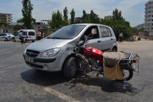 Motosiklet ile otomobil &ccedil;arpıştı