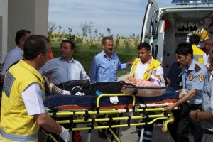 Otomobil ile trakt&ouml;r &ccedil;arpıştı: 3 yaralı