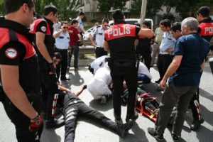 Yola d&ouml;k&uuml;len yağ, polislere kaza yaptırdı