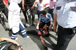 Motosiklet altlarından u&ccedil;tu