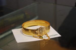 Kuyumcuyu sahte altınla dolandırdı