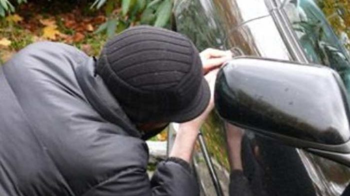 Otomobilden hırsızlık polise takıldı