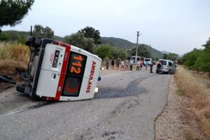 Ambulansla otomobil kafa kafaya &ccedil;arpıştı